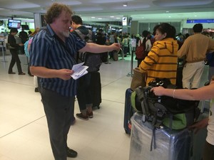 AAA sydney_refugee_activists_at_airport