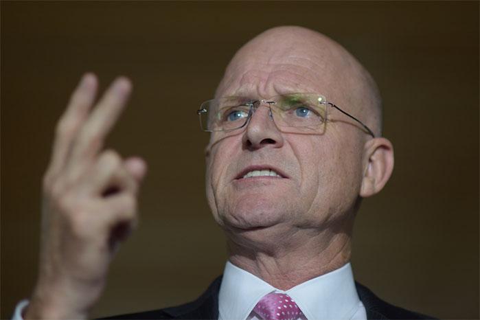 two-finger-leyonhjelm